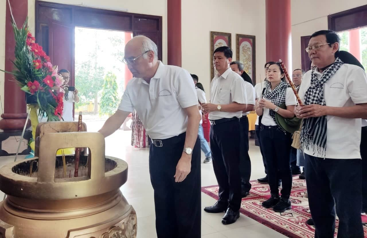 Đồng chí Phan Nguyễn Như Khuê - Trưởng Ban Tuyên giáo Thành ủy TP. Hồ Chí Minh và các thành viên trong đoàn dâng hương tưởng niệm Nữ tướng Nguyễn Thị Định.